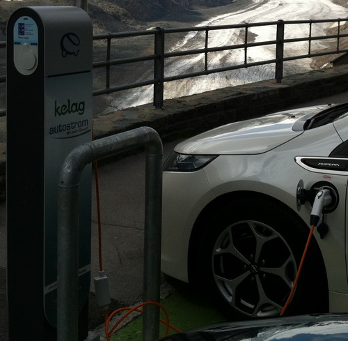 Ladestation am Großglockner, siehe kleine Box am Kabel ...