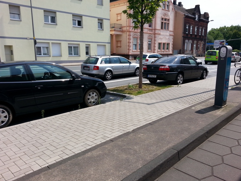 Ladekabel quer über den Fussgängerweg?